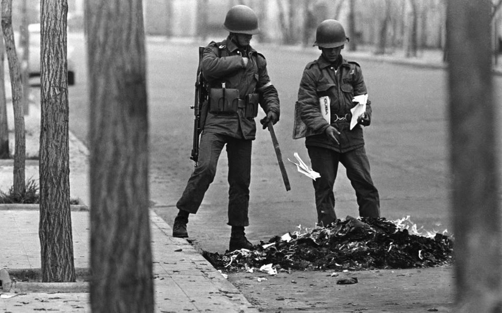 Soldiers burn books in Santiago, Chile, 1973. David Burnett