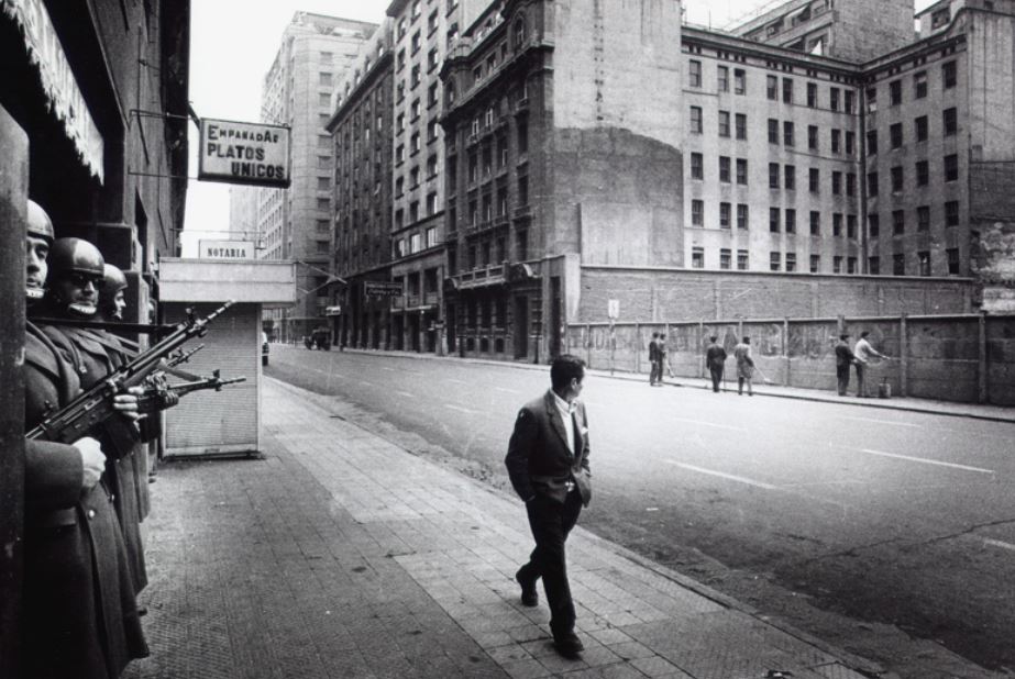 Soldiers supervise the removal of revolutionary slogans in the aftermath of the 1973 coup in Santiago, Chile. Koen Wessing