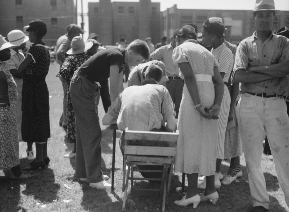 An interracial crowd of striking Phillips Packing Company workers in Cambridge, MD in 1937. Library of Congress