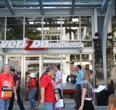 CWA members picketing a Verizon Wireless store in 2011. AFGE / Flickr